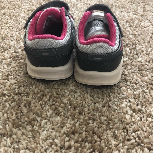 Little girl Nike’s - Picture 3 of 5